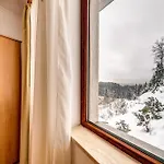 Alpine Haven 2-bedroom Escape, By Flat Mаnager פמפורובו