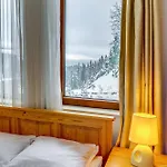 Alpine Haven 2-bedroom Escape, By Flat Mаnager דירה