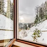 Alpine Haven 2-bedroom Escape, By Flat Mаnager דירה פמפורובו