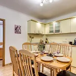Alpine Haven 2-bedroom Escape, By Flat Mаnager דירה פמפורובו