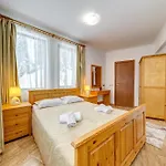 Alpine Haven 2-bedroom Escape, By Flat Mаnager פמפורובו