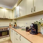 Alpine Haven 2-bedroom Escape, By Flat Mаnager דירה
